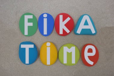 Fika zamanı, İsveç kahvesi molası, kumsalın üzerine çok renkli taş harflerle yazılmış el yazısı.