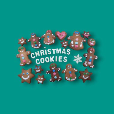 Üretken yeşil arkaplanlı Noel kurabiyeleri