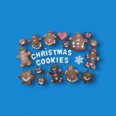 Üretken mavi bir zemin üzerinde Noel kurabiyeleri