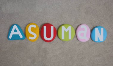 Asuman, Türk kadınsı bir isim, gökyüzü anlamına geliyor, kumsalın üzerine elle boyanmış taş harflerle yazılmış.