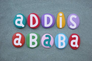 Addis Ababa, Etiyopya, Afrika 'nın başkenti, yeşil kumların üzerine elle boyanmış çok renkli taş harflerle oluşturulmuş yaratıcı hatıra ya da logo tasarımı.