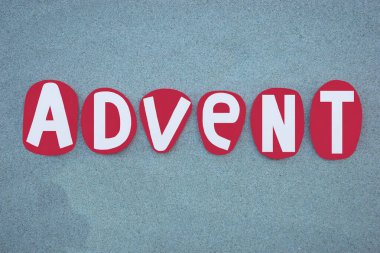 Noel 'den önceki dört pazar günü de dahil olmak üzere, kilisenin ilk sezonu olan Advent, yeşil kumların üzerine kırmızı renkli taş harflerle yazılmış yaratıcı metin.