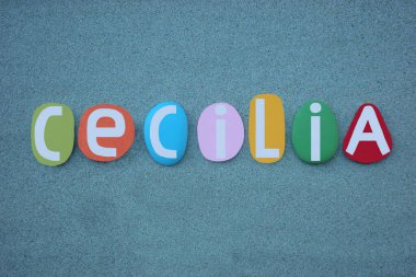 Cecilia, kadın ismi. Çok renkli el yazısıyla yeşil kumların üzerine taş harflerle yazılmış.