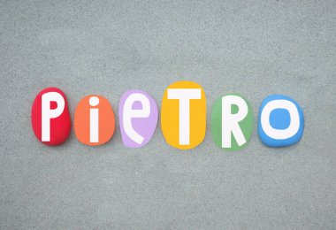 Pietro, erkeksi bir isim. Çok renkli el yazısıyla yeşil kumların üzerine taş harfler çizilmiş.