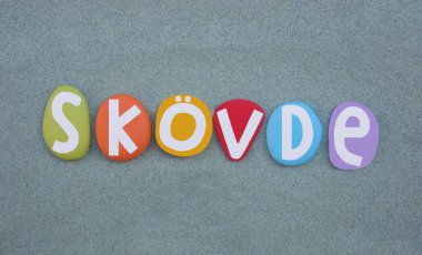 Skovde Şehri, Vastra Gotaland İlçesi, İsveç, çok renkli taş harflerle yeşil kumların üzerine yazılmış hatıra.