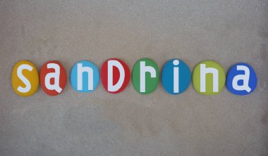 Sandrina, çok renkli el yazısıyla yazılan kumsalın üzerine taş harfler çizen bir kadın ismi.