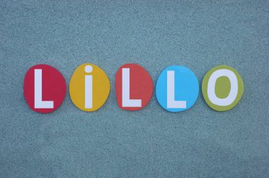 Lillo, yeşil kumların üzerine çok renkli taş harflerle yazılmış çeşitli özel isimlerin kısa bir formu ve ismi.