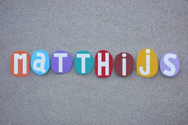 Matthijs, Hollandalı erkeksi bir isim, kumsaldaki kumların üzerine çok renkli taş harflerle yazılmış.