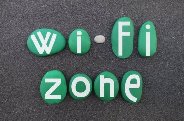 Wifi Bölgesi, yeşil renkli el yazısıyla bestelenmiş yaratıcı metin doğal siyah volkanik kumların üzerine taş harfler çizilmiş.