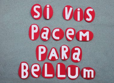 Si vis pacem, para bellum, Latince özdeyiş, eğer barış istiyorsanız, savaşa hazırlanın, yeşil kumların üzerine kırmızı elle yazılmış taş harflerle yazılmış yaratıcı ifade