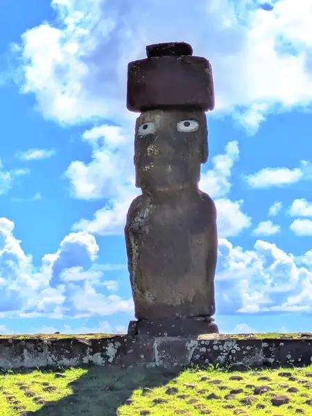 Ahu Ko Te Riku, Paskalya Adası 'nda gözlerini eski haline getiren tek moai heykeli.