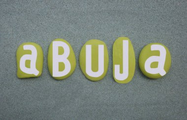 Nijerya Federal Cumhuriyeti 'nin başkenti Abuja, yeşil kumların üzerine elle boyanmış yeşil taş harflerle oluşturulmuş yaratıcı logo.