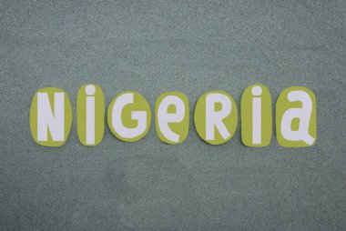 Nijerya, resmi olarak Nijerya Federal Cumhuriyeti, Batı Afrika ülkesi, yeşil kumların üzerinde yeşil boyalı taş harflerle oluşturulmuş yaratıcı logo