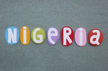 Nijerya, resmi olarak Nijerya Federal Cumhuriyeti, Batı Afrika ülkesi, yeşil kum üzerinde çok renkli taş harflerle oluşturulmuş yaratıcı logo