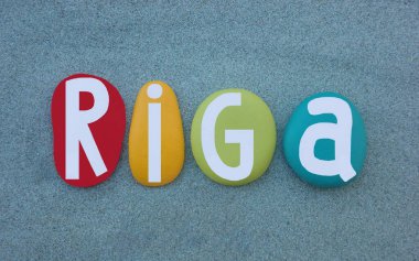 Riga, Letonya 'nın başkenti ve en büyük şehri, çok renkli taş harflerle yeşil kumların üzerine yazılmış yaratıcı hatıra ya da logo