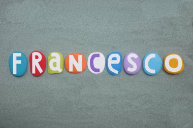 Francesco, maskülen İtalyan ismi. Çok renkli el yazısıyla yeşil harflerin üzerine taş harfler çizilmiş. 