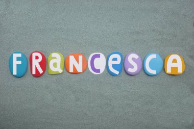 Francesca, kadın ismi. Çok renkli el yazısıyla yazılan yeşil kumların üzerine taş harfler çizilmiş.