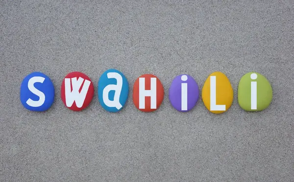 Swahili ya da Kiswahili, Doğu ve Orta Afrika 'da yaygın olarak konuşulan ve kumsaldaki kumların üzerine çok renkli taş harflerle yazılmış bir Bantu dilidir.