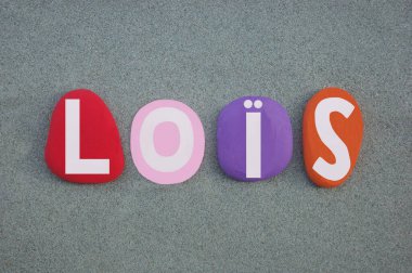 Lois, çok renkli el yazısıyla bestelenmiş, eşsiz bir kutlama ve hediye için yeşil kumların üzerine taş harfler çizilmiş kadın ismi.