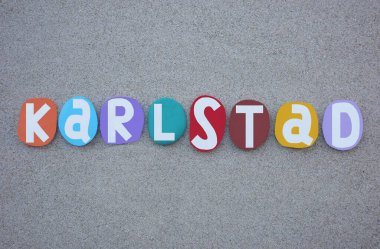 Karlstad, İsveç, Karlstad Belediyesi 'nin merkezi, Varmland County' nin başkenti ve İsveç 'in Varmland eyaletinin en büyük şehridir. Çok renkli el yazısıyla bestelenmiş bir hatıra. Kumsaldaki kumların üzerine taş harfler yazılmış.