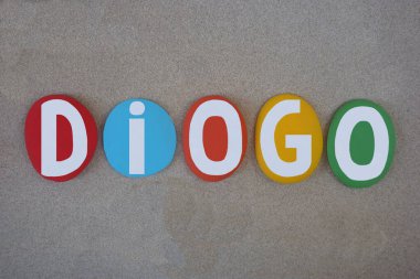 Diogo, Portekizli erkeksi isim ve soyadı çok renkli el yazısıyla kumsala taş harflerle yazılmış.