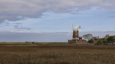 Norfolk 'ta denizin yanındaki Cley' de Cley yel değirmeni bulunur. Kule değirmeni ikinci sınıf bir bina ve otel konaklama yerine dönüştürülmüş.