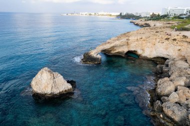 Cape Greco 'daki doğal aşk köprüsü, Ayia Napa kıyı şeridi tatil beldesi Kıbrıs