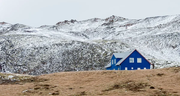 Paisagem Islandesa Com Chalé Azul Casa Fazenda Península Reykjanes Montanhas — Fotografia de Stock