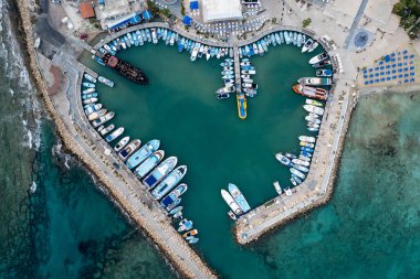 Marinada demirli tekne ve yatların havadan görüntüsü. Yukarıdan drone görüntüsü. Ayia Napa Kıbrıs Rum Kesimi Avrupa