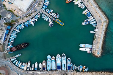 Marinada demirli tekne ve yatların havadan görüntüsü. Yukarıdan drone görüntüsü. Ayia Napa Kıbrıs Rum Kesimi Avrupa