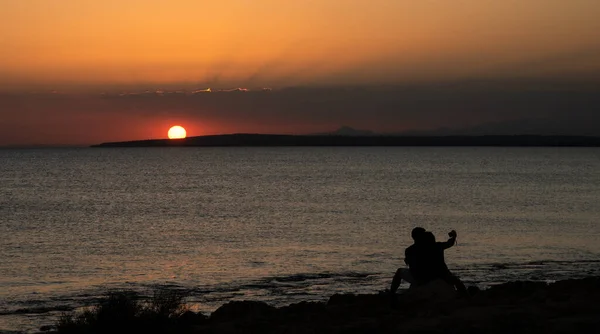 Σιλουέτα Νεαρών Ζευγαριών Που Απολαμβάνουν Όμορφο Ηλιοβασίλεμα Στην Παραλία Ρομαντική — Φωτογραφία Αρχείου
