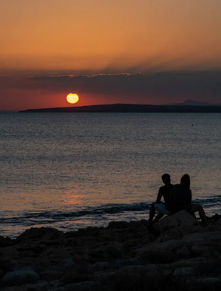 Silhuett Unga Par Njuter Vacker Solnedgång Stranden Romantiskt Ögonblick Mänsklig — Stockfoto