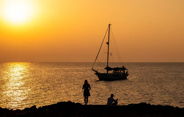 Σιλουέτα Νεαρών Ζευγαριών Που Απολαμβάνουν Όμορφο Ηλιοβασίλεμα Στην Παραλία Μοναχικό — Φωτογραφία Αρχείου
