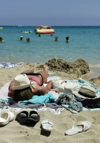 Mujer Atractiva Joven Encuentran Sol Tomando Sol Actividades Vacaciones Verano — Foto de Stock