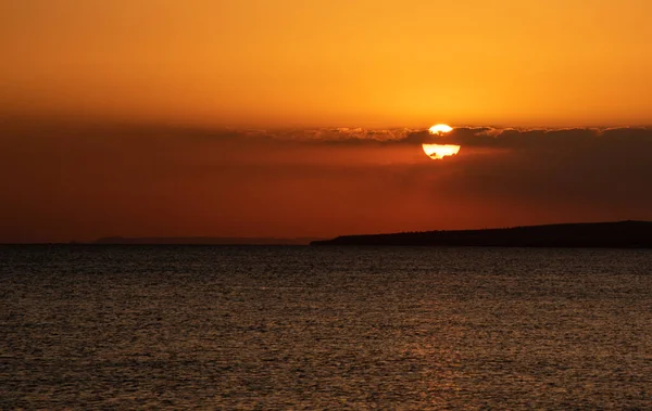 Ηλιοβασίλεμα Στον Ωκεανό Σύννεφα Και Πορτοκαλί Χρώμα Θαλασσινό Τοπίο Βράδυ — Φωτογραφία Αρχείου