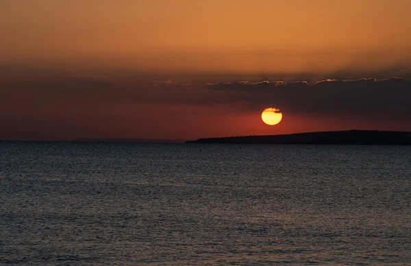 Zachód Słońca Oceanie Chmurami Pomarańczowym Kolorem Wieczorem Przylądek Promienie Słońca — Zdjęcie stockowe