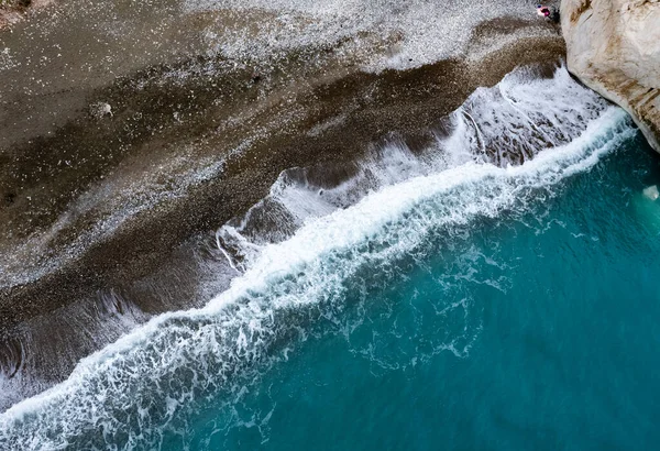 Aeronave Drone Costa Rochosa Com Ondas Mar Atingindo Costa Paisagem — Fotografia de Stock