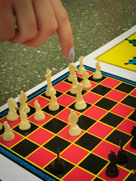 Person Som Spelar Schack Fritid Strategiskt Hjärnspel Aktiva Personer — Stockfoto