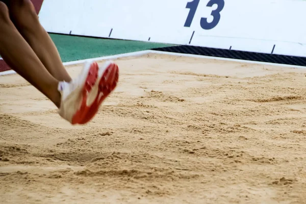 Спортсмен Прыгает Длину Время Спортивных Соревнований Лёгкая Атлетика — стоковое фото