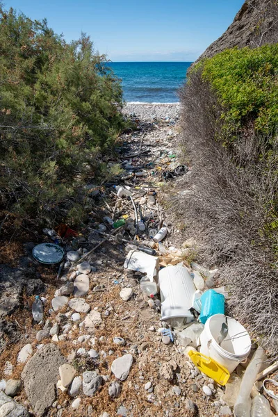 家庭和工业垃圾在海岸的室外污染环境 环境污染 回收利用 — 图库照片