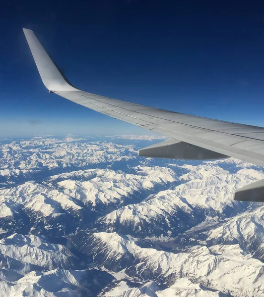 飛行機の窓から雪に覆われたアルプス山脈 中央ヨーロッパ 冬景色上から — ストック写真