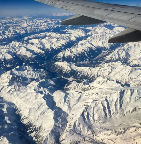 Karla Kaplı Alp Dağlarının Zirveleri Kar Dağlarının Uçak Manzarası Yukarıdan — Stok fotoğraf