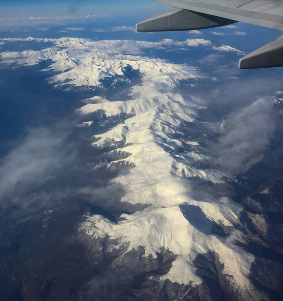 Alpy Pasmo Górskie Pokryte Śniegiem Okna Samolotu Europa Środkowa Zimowy — Zdjęcie stockowe