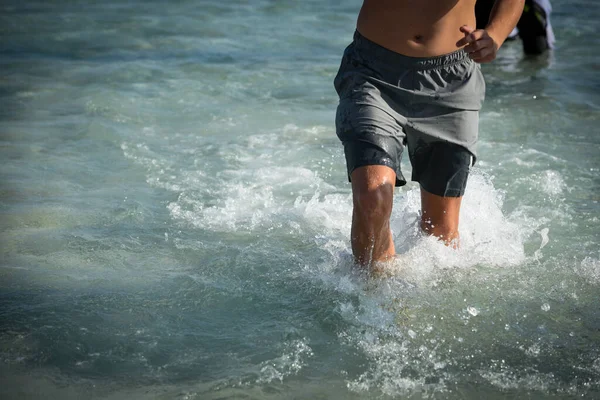 トライアスロンのプロ競技中に海を走る選手 — ストック写真