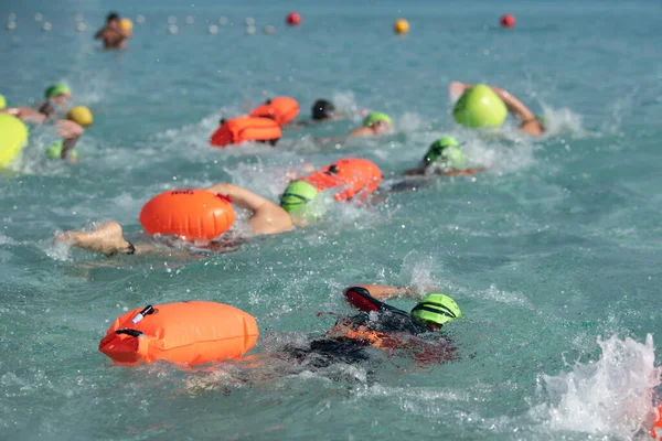 Sportolók Úszás Ingyenes Stílus Tengerben Verseny Során Úszó Óceánban — Stock Fotó