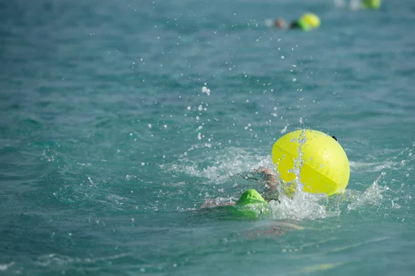Pessoas Nadando Estilo Livre Mar Durante Competição Corrida Nadador Oceano — Fotografia de Stock
