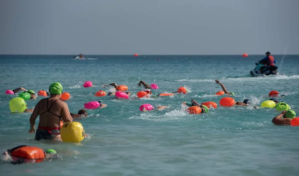 Atletas Nadando Estilo Livre Mar Durante Competição Corrida Aquatlo Nadador — Fotografia de Stock