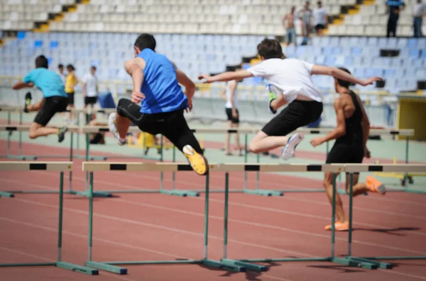 Corredores Reconocidos Carreras Sobre Obstáculos Una Competición Deportiva Atletas Haciendo — Foto de Stock