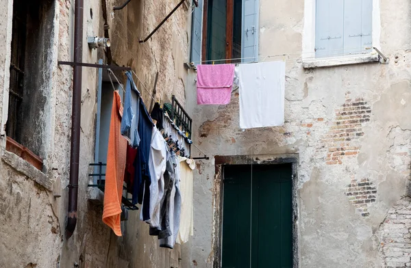 Çamaşırları Ipe Asılı Temiz Havada Dışarıda Kurutuluyor Çevreyi Kurtarıyor — Stok fotoğraf