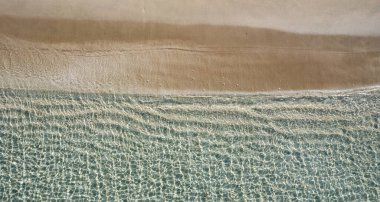 Metin için kopya alanı olan turkuaz suyu olan deniz manzaralı bir plaj. Kum kumsalının güzel deniz manzarası.